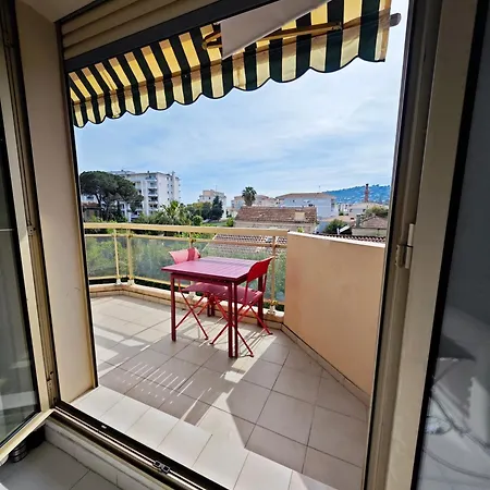 , Entre Cannes Et Antibes A Pied, Gare, Piscine, Garage Privé * Golfe-Juan